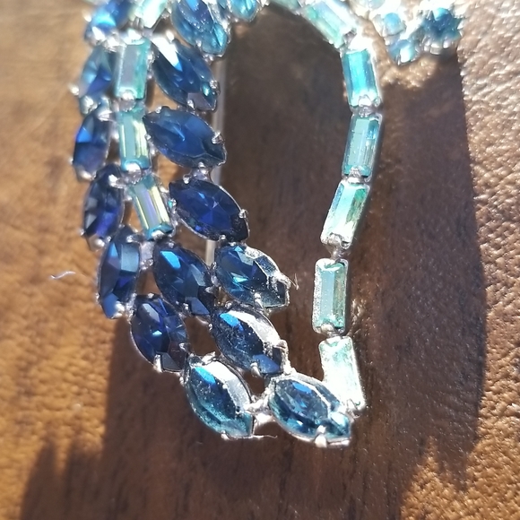 Vintage Crystal Comet Brooch in Blue Rhinestone - Picture 3 of 6
